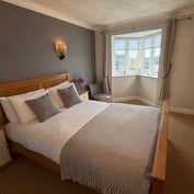 River-view double room — bay window with view across the quay