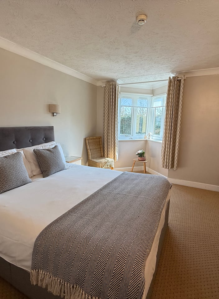 Double room with king-size bed, bay window, dressing table and TV