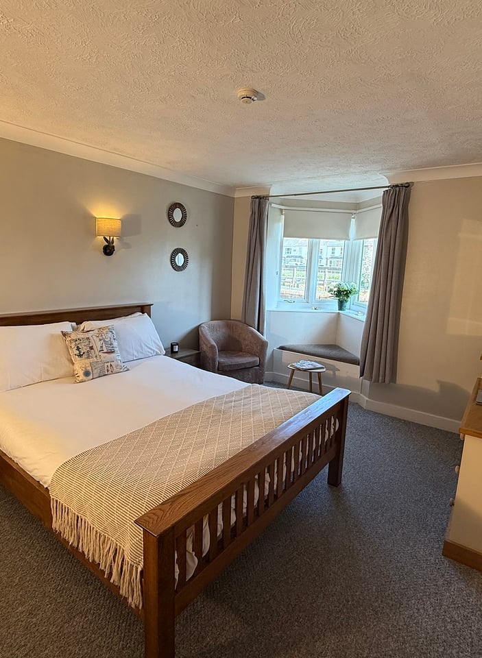 River-view double room with bay window, wall lights and dressing table